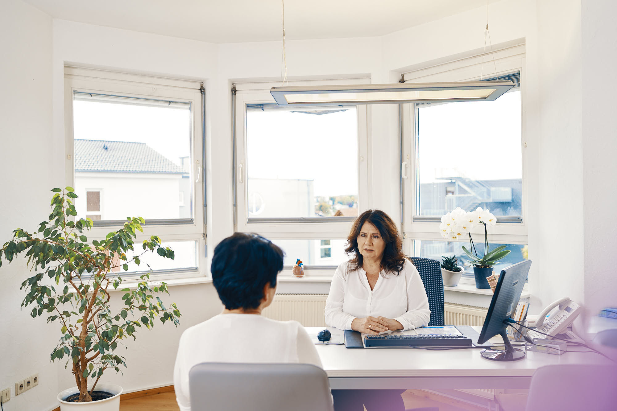 Ärztin Margarita Schneider in ihrer Praxis in Spaichingen im Beratungsgespräch mit einer Patientin